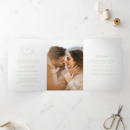 Invitación Tríptica Monograma de Corona de Boda Elegante Verde Salvia