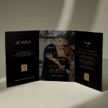 Invitación Tríptica Noche de fotos en negro dorado detalles RSVP códig<br><div class="desc">Moderna y sencilla tipografía minimalista moda tipografía de oro negro todo en una plantilla de invitación a boda económica con 2 fotos, rsvp y detalles con escaneo de códigos QR con un guión de caligrafía de moda de moda y sobrecubrimiento oscuro. Fácil de personalizar con una o dos fotos personalizados...</div>
