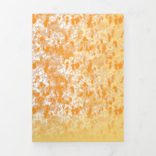 Invitación Tríptica Patrón textil con un vibrante naranja y dorado