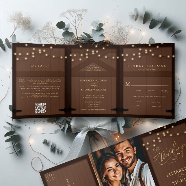 Invitación Tríptica Película de Oro Rustic Barn Wood Elegante Boda (rustic barn wedding invitation tri fold all in one dark wood country barn cottage farmhouse backyard)