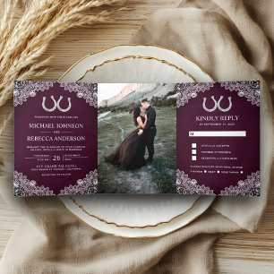 Invitación Tríptica Plum Purple Wood Horseshoes Boda de encaje foto