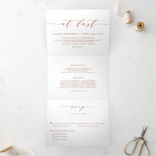 Invitación Tríptica Por fin Boda de escritura Minimalista de Terracott