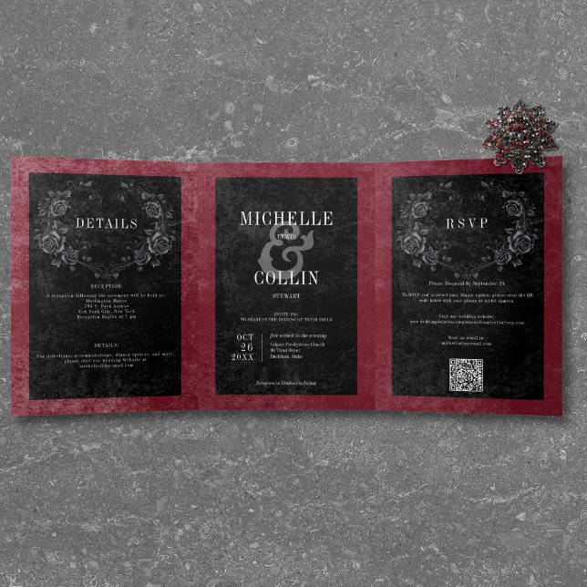 Invitación Tríptica Raven negro gótico y Boda de vino Rosas negros (Gothic Black Raven & Black Roses Wine Wedding Tri-Fold Invitation)
