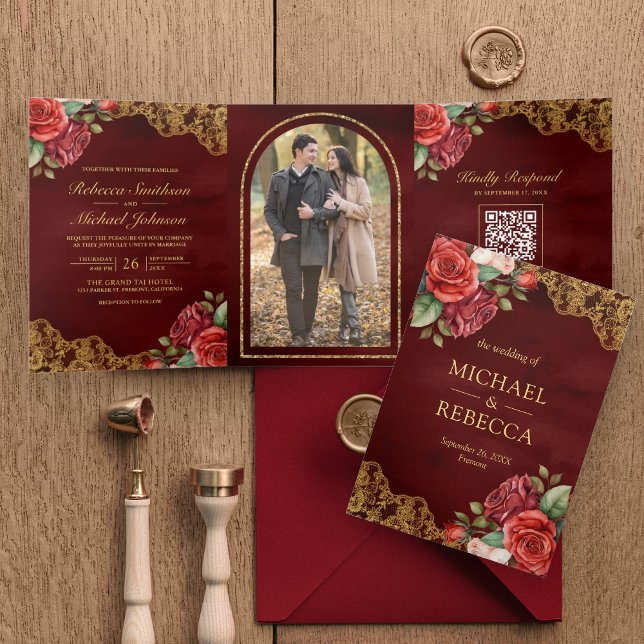 Invitación Tríptica Red Roses Gold Lace Maroon QR Code Boda de fotos (Subido por el creador)