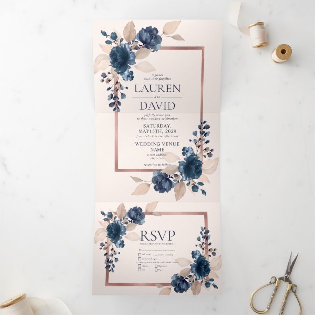 Invitación Tríptica Rosa Boda Floral Rosa Dusty Azul de la Marina de O (Interior)