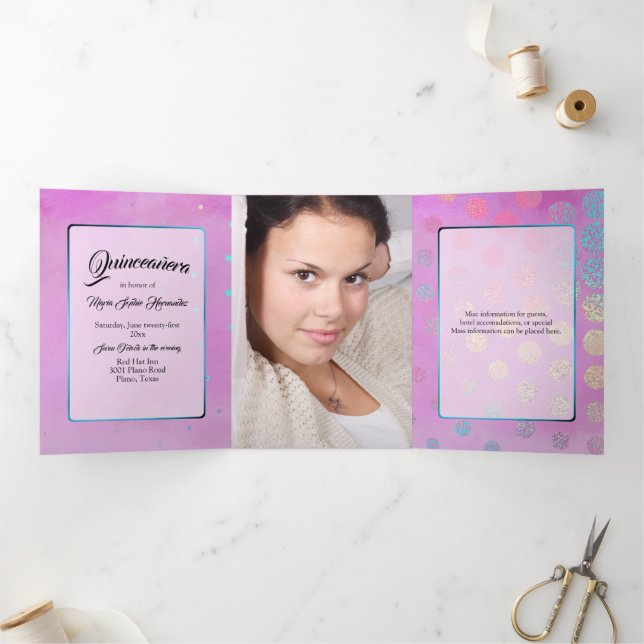 Invitación Tríptica Rosa con Confetti y Personalizado Foto Quinceañera (Interior)