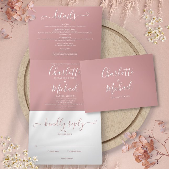 Invitación Tríptica Rosa polvoriento elegante Boda de monograma con gu (Dusty Rose Elegant Script Monogram Wedding Tri-Fold Invitation)