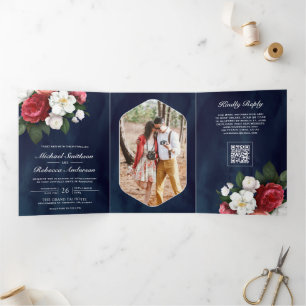 Invitación Tríptica Rosas rojas Magnolia blanca Código QR azul marino