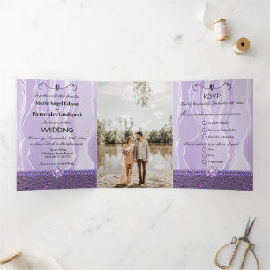 Invitación Tríptica Seda Morada y Hoja Morada y Perlas, Diamantes Tri-