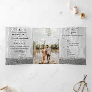 Invitación Tríptica Seda y Relieve metalizado plateado blancos y perla