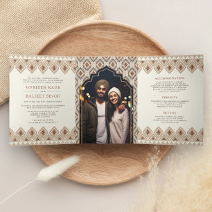 Invitación Tríptica Traje Ikat Beige Todo en Uno Anand Karaj Boda Sikh