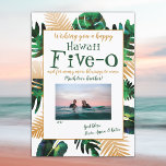 Invitación Tropical Verde deja Hawái 5-0 50 cumpleaños<br><div class="desc">Celebra su cumpleaños número 50 con hojas verdes y doradas. No olvides los regalos de hojas de palma. Esta tarjeta de cumpleaños tropical dorada y verde con las palabras "Happii Five-0" es fácilmente personalizada para cualquier padre, amigo o hermano que cumpla 50 años. ¡Una gran carta para la aplicación de...</div>