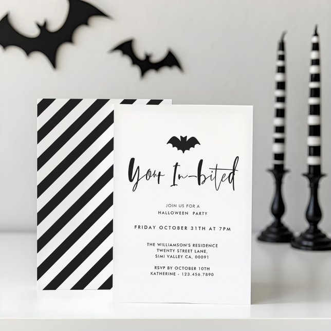 Invitación Tu fiesta de Halloween Mínima en Bate Negro (Your In-Bited Black Bat Minimal Halloween Party Invitation)
