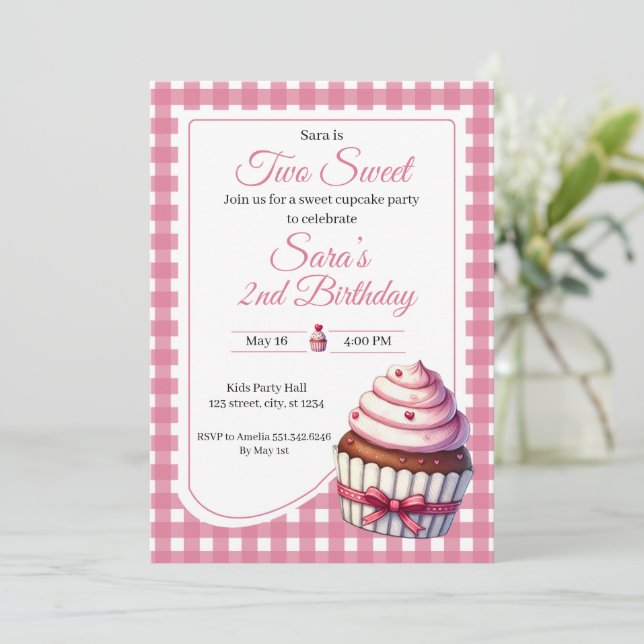 Invitación Two Sweet Pink Cupcake Girl 2nd Birthday Party  (Anverso de pie)
