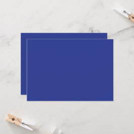 Invitación un avión volando en el cielo