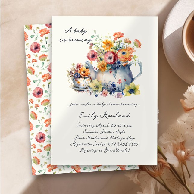 Invitación Un bebé está preparando Baby Shower de tetera flor (Baby is Brewing Baby Shower Invitation with Teapot, Teacup and country flowers)