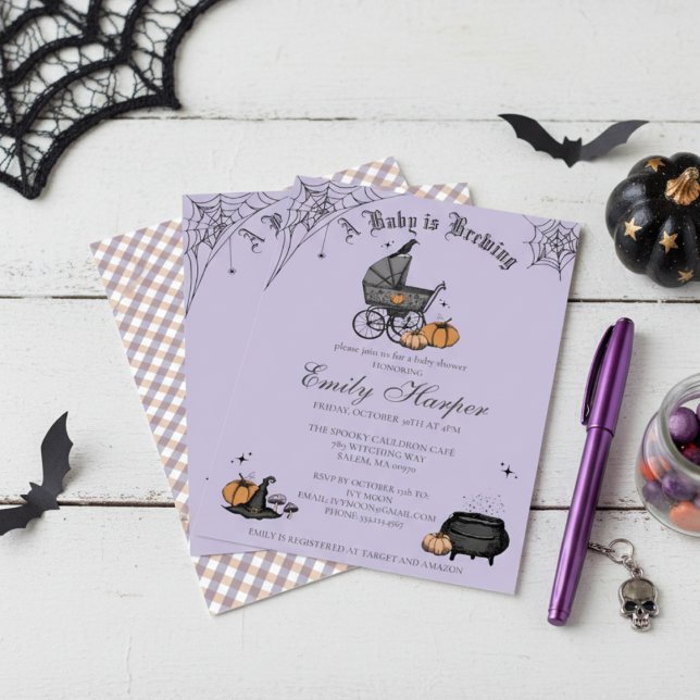 Invitación Un bebé está preparando Baby Shower morado (Cute Gothic Halloween Baby Shower Purple Invitation. Spooky Vintage Baby Carriage, Raven, Pumpkins)