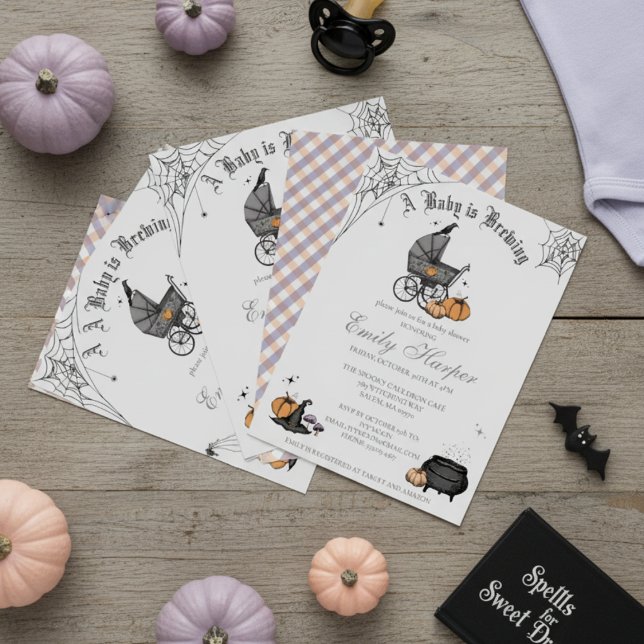 Invitación Un bebé está preparando Baby Shower neutral de gén (Cute Gothic Baby Shower Invite. Spooky Victorian Stroller, Black Crow, Orange Pumpkins, Witch Hat)