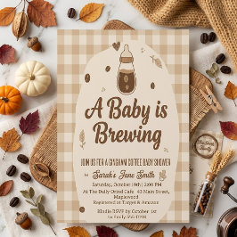 Invitación Un bebé está preparando café a cuadros neutro