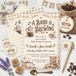 Invitación Un bebé está preparando café a cuadros neutro para