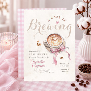 Invitación Un bebé está preparando café arco rosa baby shower