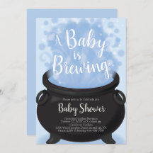 Un bebé está preparando un niño azul con ducha de