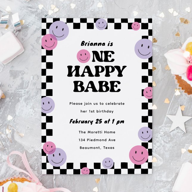Invitación Un bebé feliz sonriendo cara primer Fiesta de cump ("One happy babe" pink 1st birthday party invitation with smiling faces)