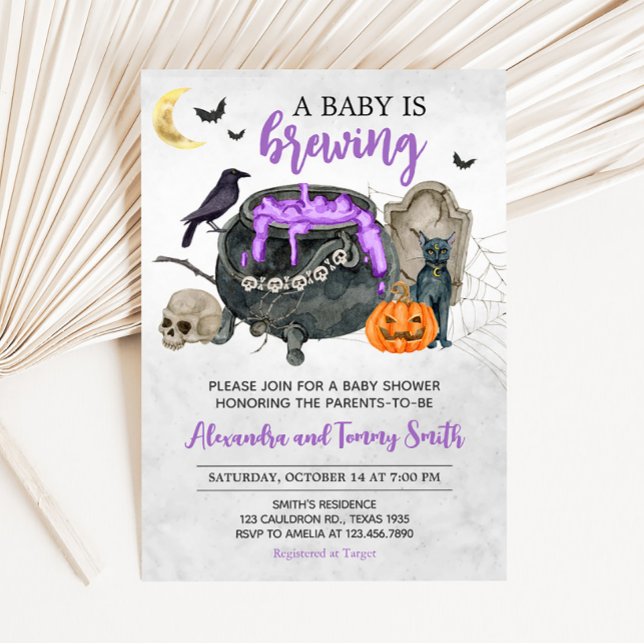 Invitación Un bebé prepara Baby Shower de Halloween (Violet Baby is Brewing Halloween Baby Shower invitation)