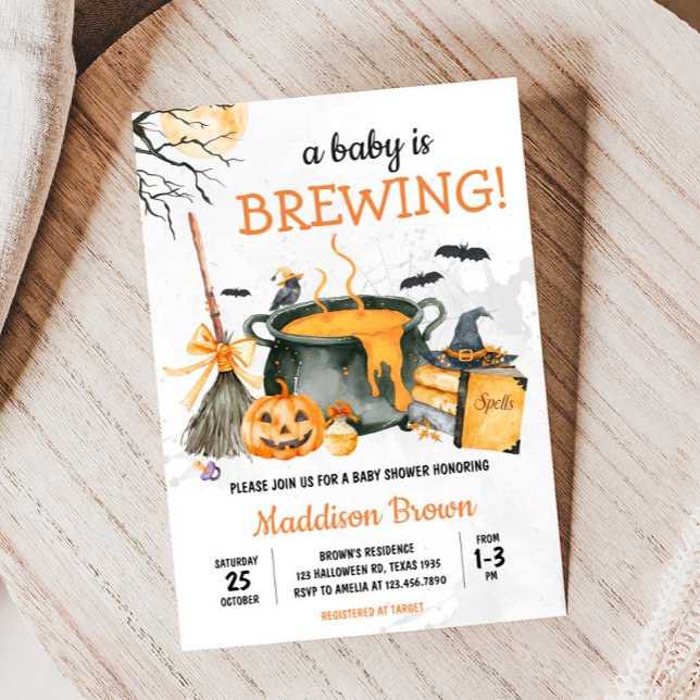 Invitación Un bebé prepara calabaza Halloween Baby Shower (A Baby is Brewing Witch Pumpkin Halloween Baby Shower Invitation)