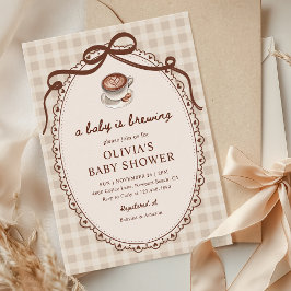 Invitación Un bebé prepara el café de Gingham Baby Shower