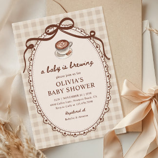 Invitación Un bebé prepara el café de Gingham Baby Shower