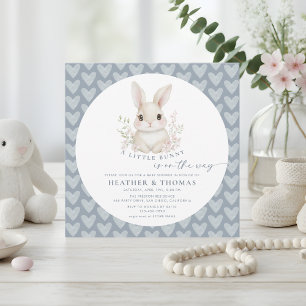 Invitación Un código QR de Baby Shower de un pequeño conejo a