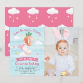 Invitación Un conejito rosado con una foto de cumpleaños de z