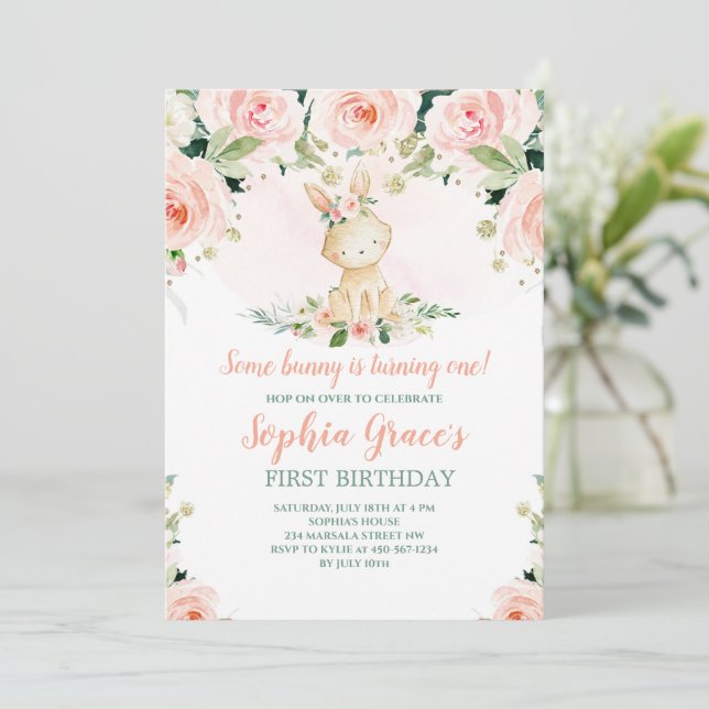 Invitación Un conejo es un Rosa floral rosado (Anverso de pie)