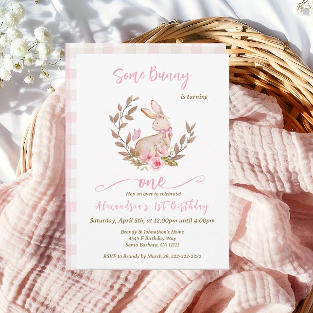 Invitación Un conejo se está volviendo un Chica rosado (Some Bunny is turning one. Girls 1st Birthday pink bunny invitations.)