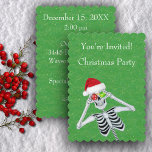 Invitación Un divertido esqueleto de Santa Hat ornamentos ojo<br><div class="desc">Esta invitación a la fiesta es verde,  con pequeños flecos de oro y un divertido esqueleto sosteniendo adornos rojos y verdes hasta los ojos con un sombrero de Santa con piel. Personalizar su información en la parte delantera y posterior con las plantillas.</div>