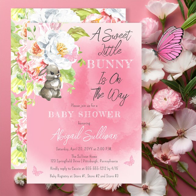 Invitación Un dulce conejito está en camino a Baby Shower ("A Sweet Little Bunny Is On The Way!" Pink Girl Baby Shower Invitation)
