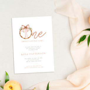 Invitación Un dulce niñita se inclina y espera primer cumplea
