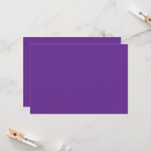 Invitación un fondo morado con