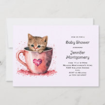 Un gatito marrón chiflado en un Baby Shower de té