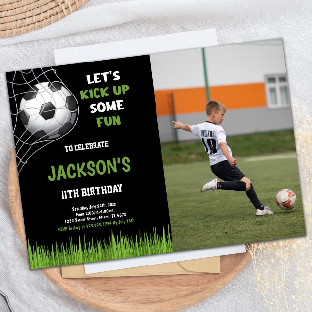 Invitación Un negro patea un divertido cumpleaños de Photo So (Black kick up some fun Photo Soccer Birthday Invitation)