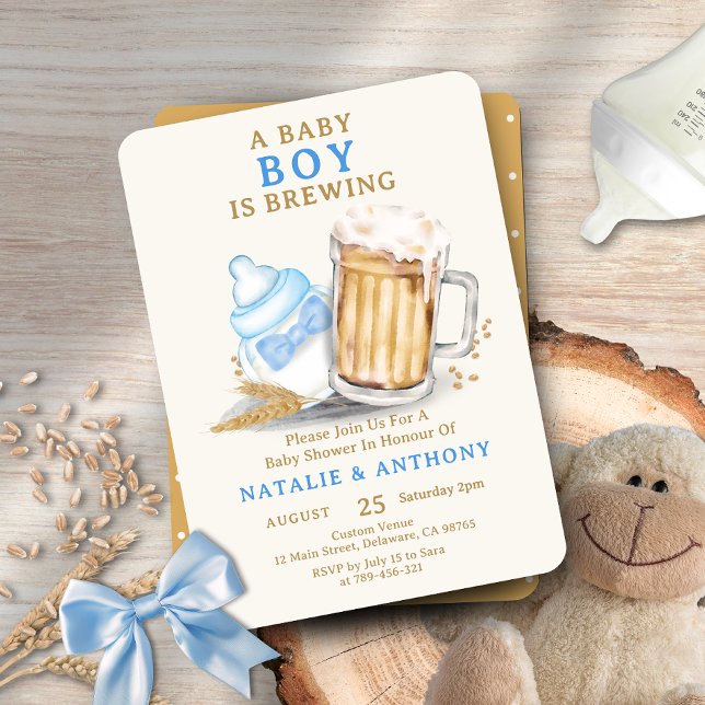 Invitación Un niño bebé está preparando Baby Shower de marea  (A Baby Boy is Brewing Blue Bow Tie Baby Shower Invitation)