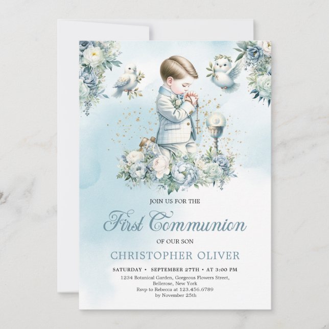Invitación Un niño está rezando con ropa formal azul floral (Anverso)