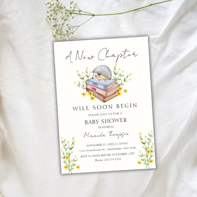 Invitación Un nuevo capítulo inicia Baby Shower de la peluque (A New Chapter Begins Floral Hedgehog Baby Shower Invitation)