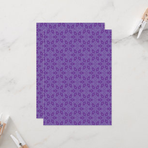 Invitación Un papel de envoltura blanco con un patrón repetid