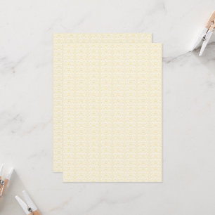 Invitación un papel pintado blanco y dorado con un patrón en 