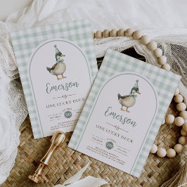 Invitación Un pato afortunado Sage Green Gingham Primer cumpl