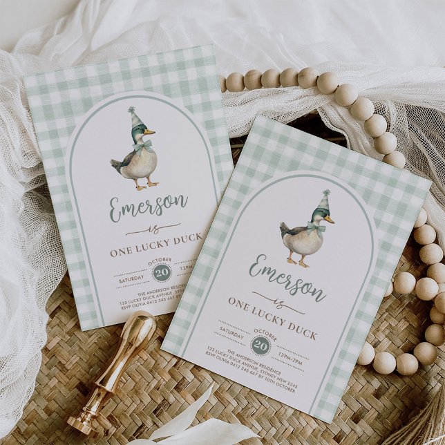Invitación Un pato afortunado Sage Green Gingham Primer cumpl (Subido por el creador)