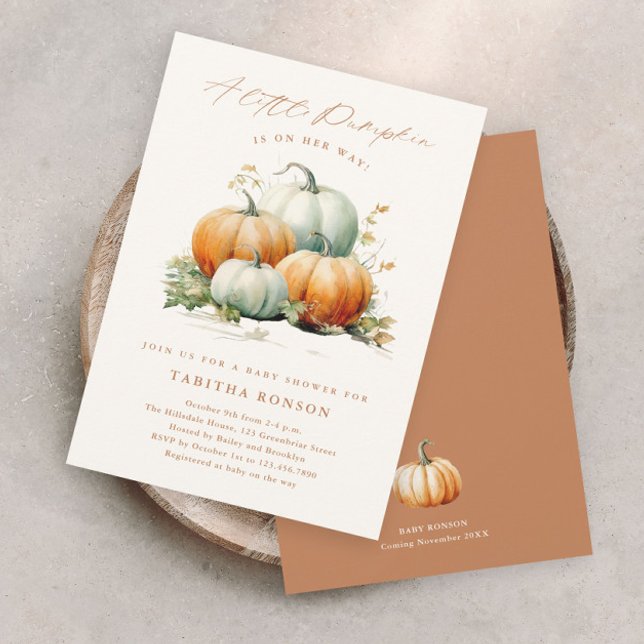 Invitación Un pequeño Baby Shower de calabaza cae (A little pumpkin fall baby shower invitation with watercolor illustration and script  headline.)