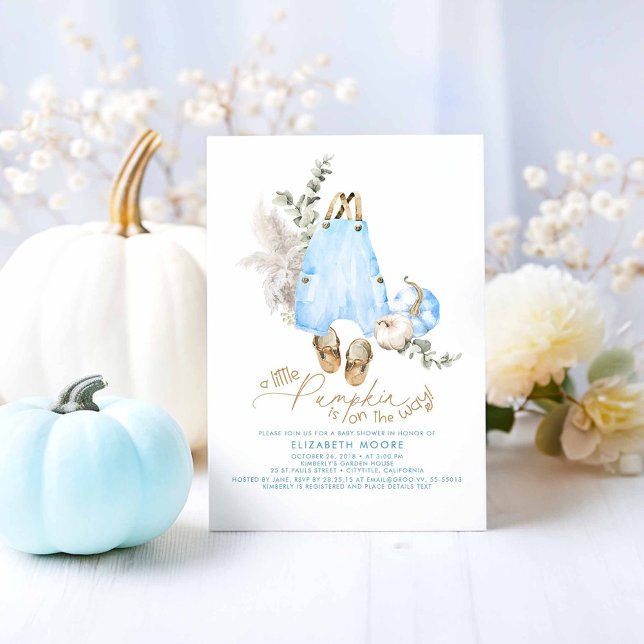 Invitación Un Pequeño Calabaza Está En El Camino Del Niño Bab (A Little Pumpkin Is On The Way - Cute Blue Pumpkins and Baby Clothes Baby Shower Invitations)